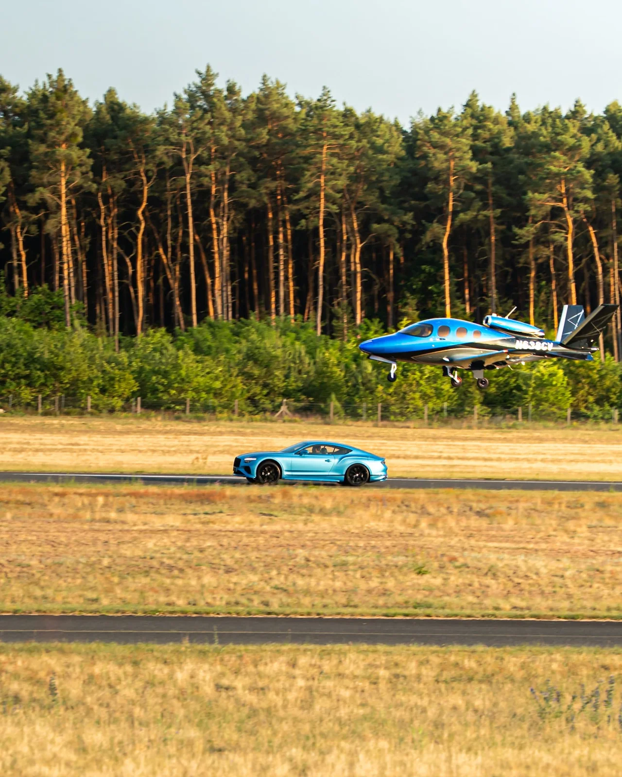 Bentley Produktion auf einem Flugfeld